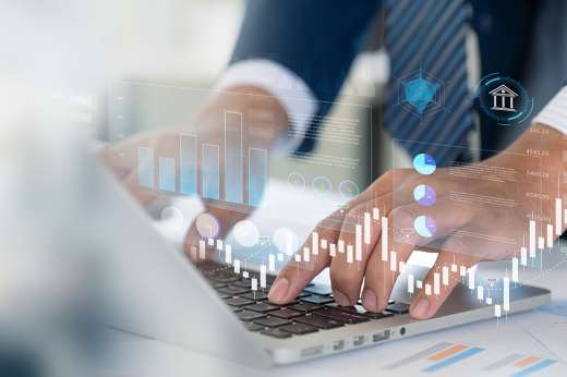 Foto: Zwei Hände auf Laptoptastatur