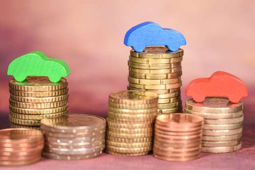 Foto: Geldmünzen und Holzautos